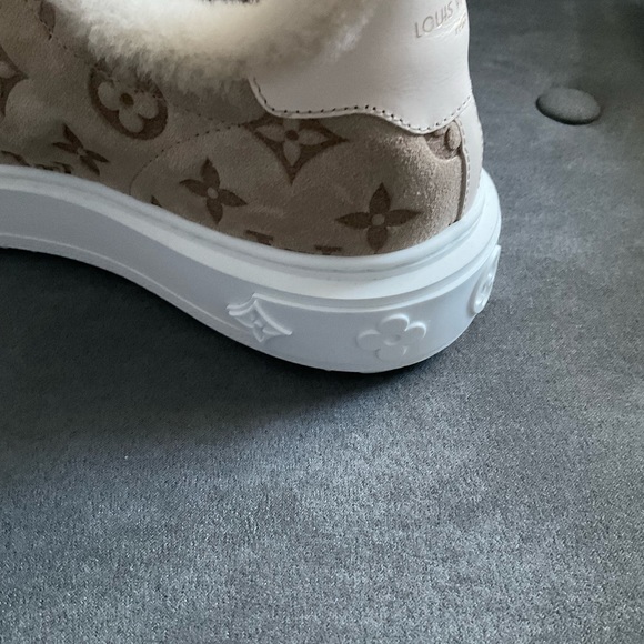🔥Louis Vuitton Time Out Sneaker🔥 - Picture 4 of 7